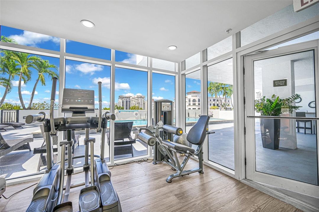 For Sale: $555,000 (2 beds, 2 baths, 932 Square Feet)
