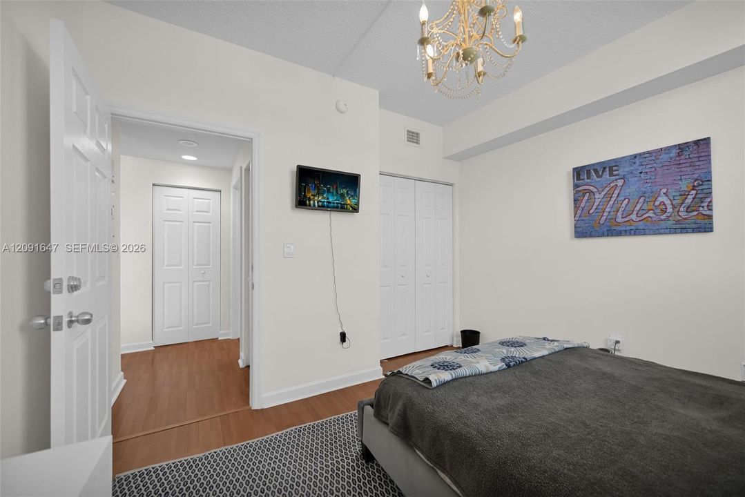 For Sale: $555,000 (2 beds, 2 baths, 932 Square Feet)