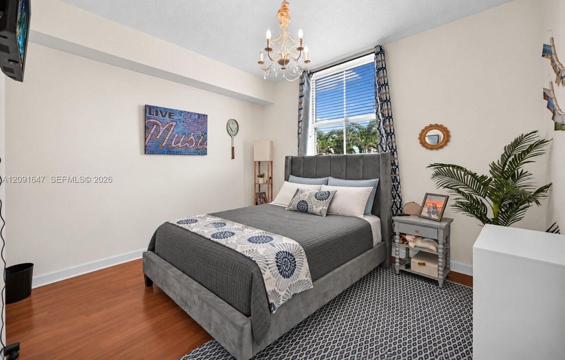 For Sale: $555,000 (2 beds, 2 baths, 932 Square Feet)