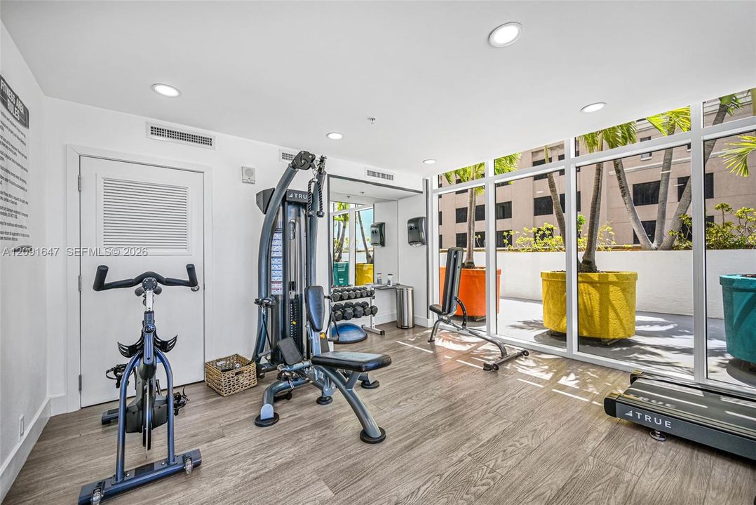 For Sale: $555,000 (2 beds, 2 baths, 932 Square Feet)