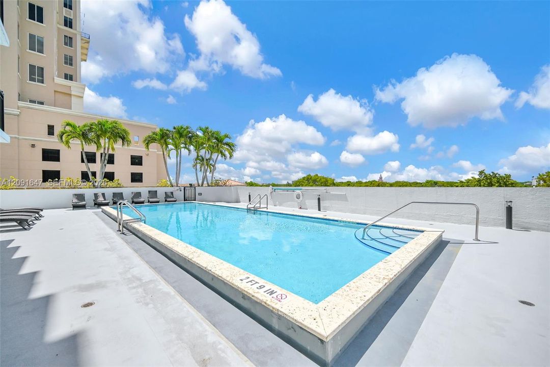 For Sale: $555,000 (2 beds, 2 baths, 932 Square Feet)