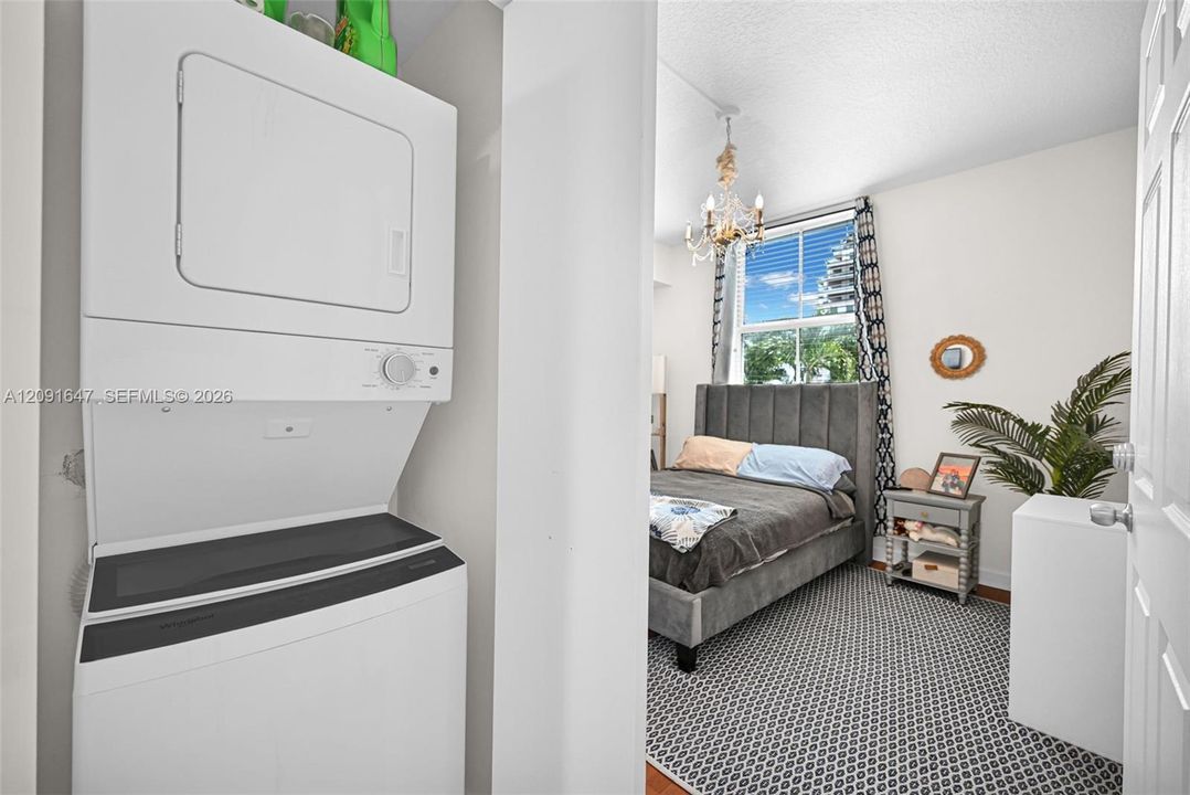 For Sale: $555,000 (2 beds, 2 baths, 932 Square Feet)