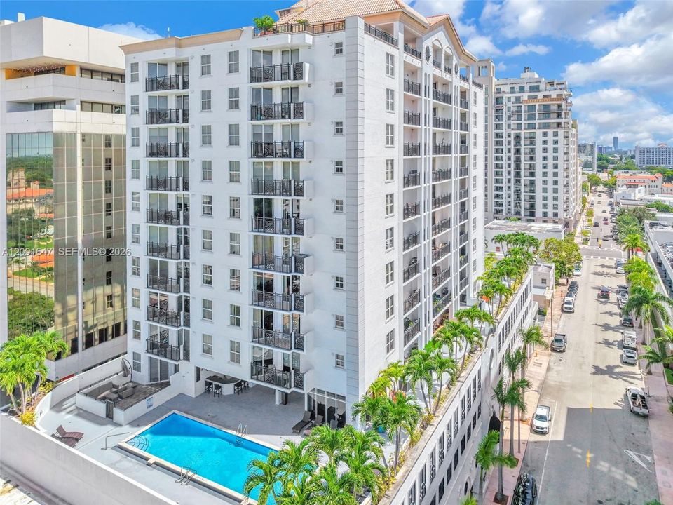 For Sale: $555,000 (2 beds, 2 baths, 932 Square Feet)