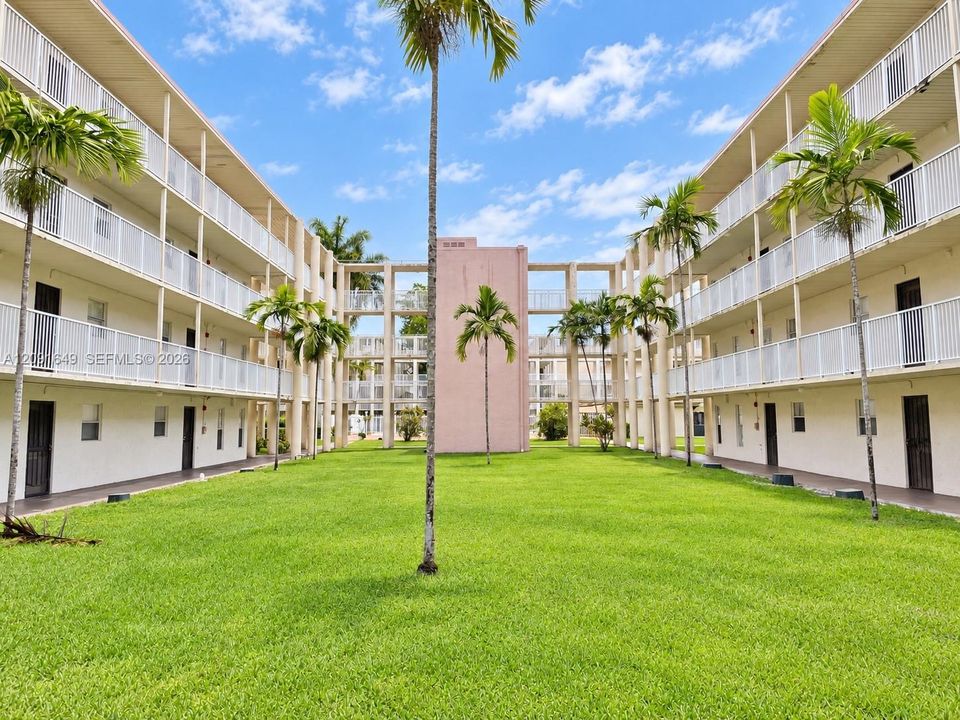 For Sale: $117,000 (2 beds, 1 baths, 878 Square Feet)