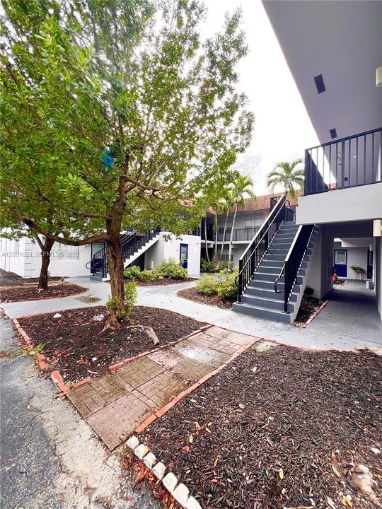For Rent: $1,950 (2 beds, 1 baths, 750 Square Feet)
