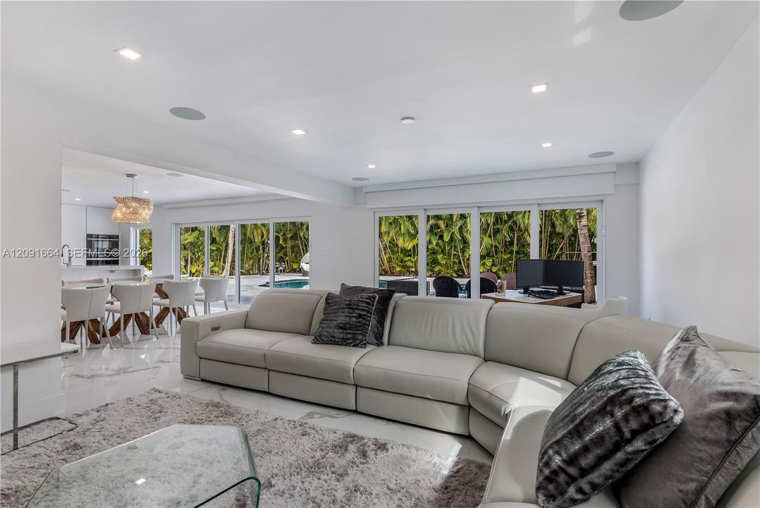 En Venta: $2,050,000 (4 camas, 3 baños, 3041 Pies cuadrados)