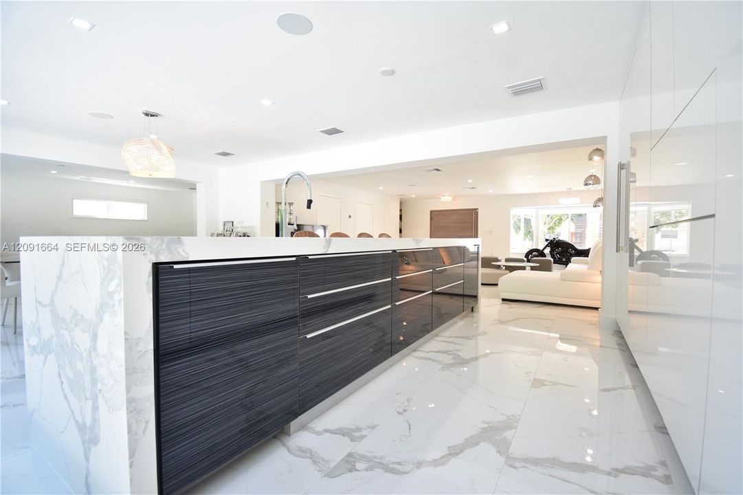 En Venta: $2,050,000 (4 camas, 3 baños, 3041 Pies cuadrados)