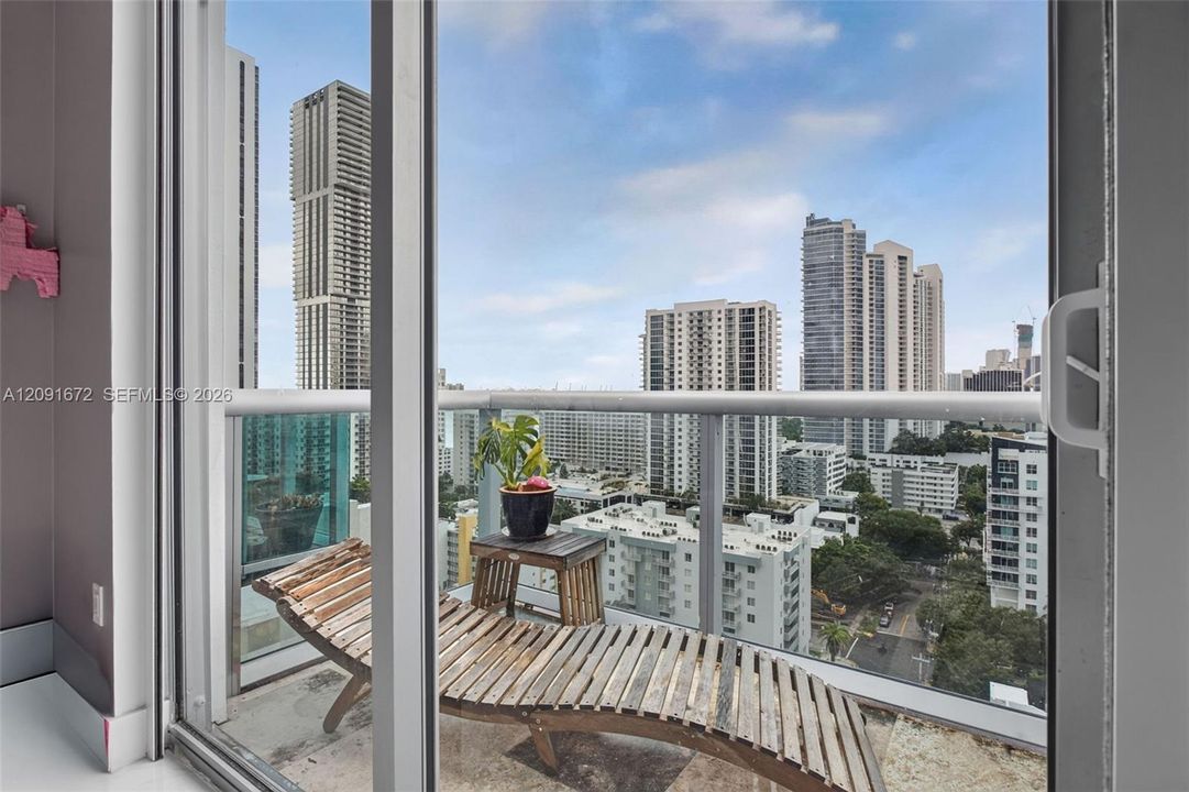 For Sale: $595,000 (2 beds, 2 baths, 1077 Square Feet)