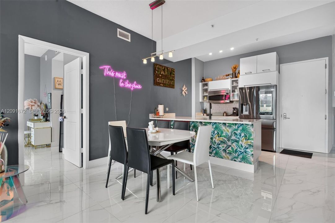 For Sale: $595,000 (2 beds, 2 baths, 1077 Square Feet)