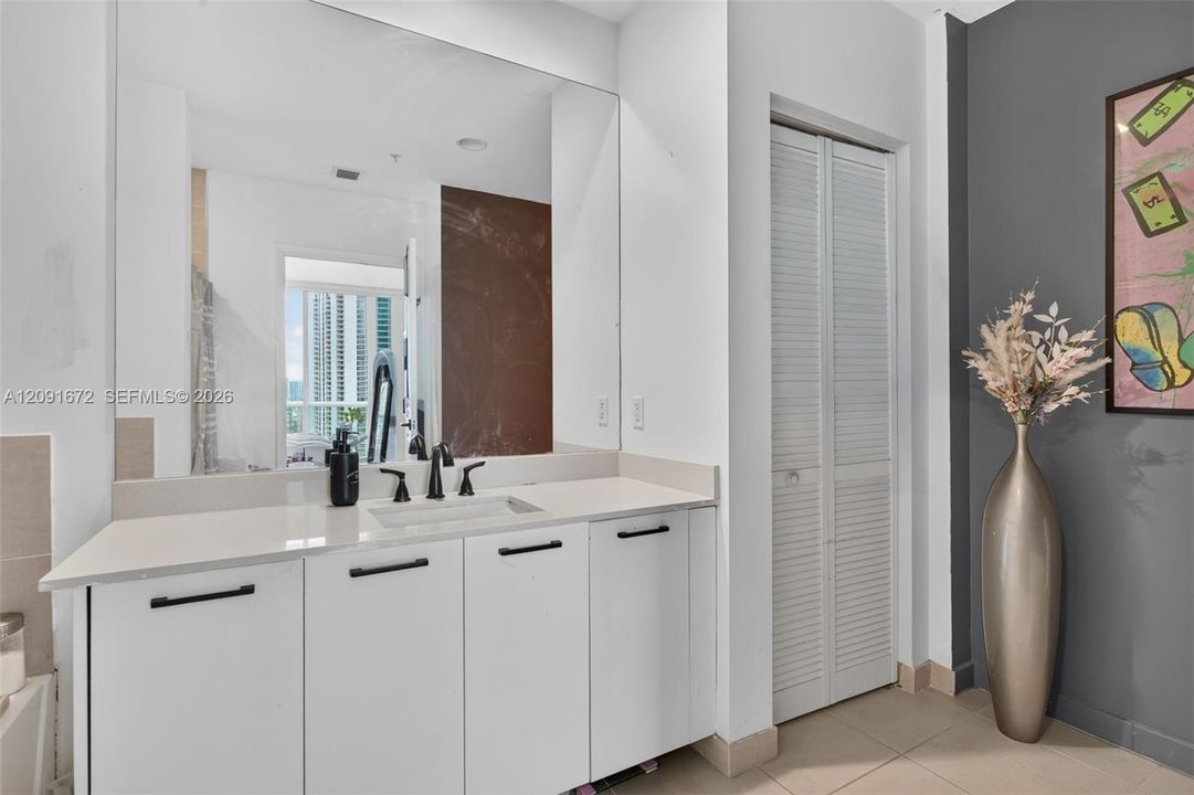 For Sale: $595,000 (2 beds, 2 baths, 1077 Square Feet)