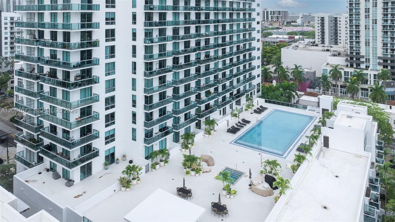 For Sale: $595,000 (2 beds, 2 baths, 1077 Square Feet)