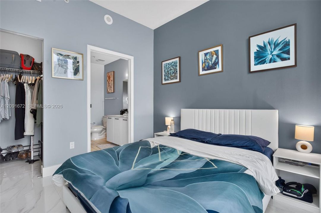 For Sale: $595,000 (2 beds, 2 baths, 1077 Square Feet)