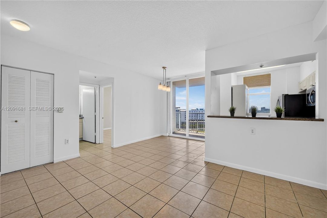 En Venta: $320,000 (2 camas, 2 baños, 840 Pies cuadrados)