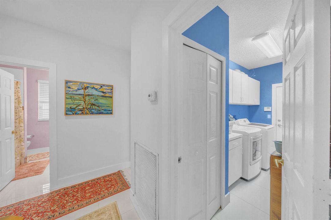 24 Laundry Room (1)