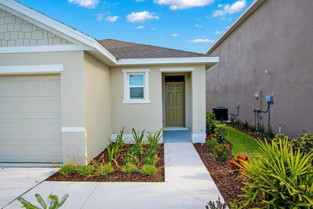 Front Exterior walkup.jpg-SMALL