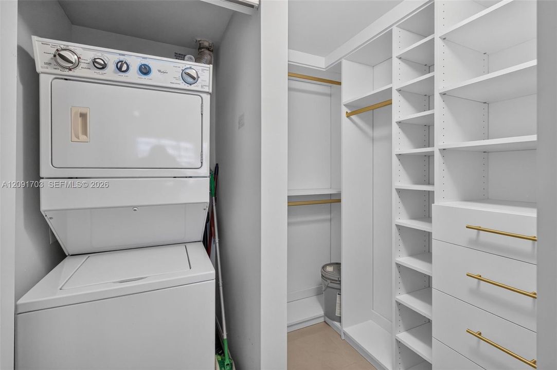 待售: $379,000 (1 贝兹, 1 浴室, 877 平方英尺)