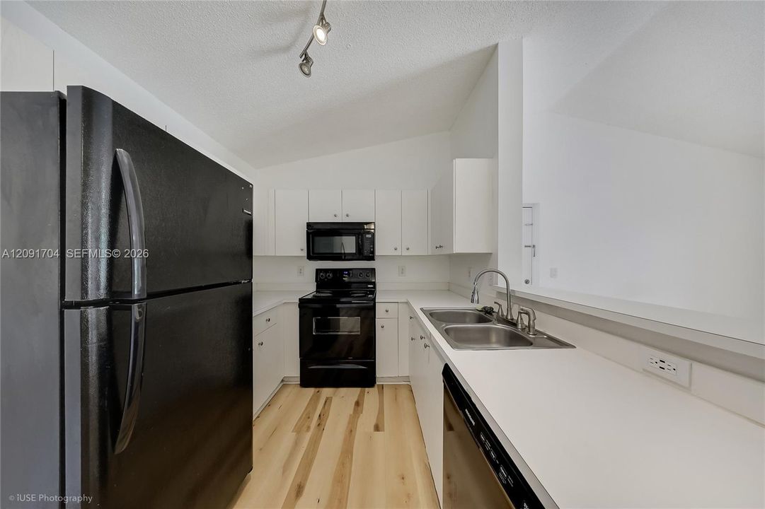 На продажу: $183,900 (1 спален, 1 ванн, 846 Квадратных фут)