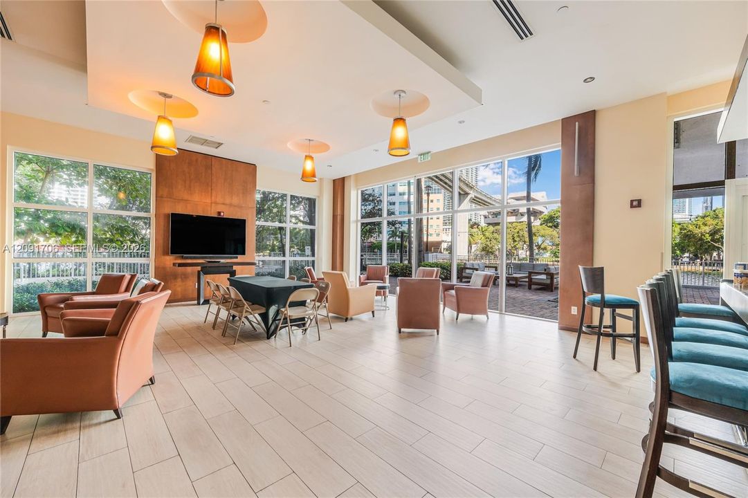 For Sale: $359,000 (1 beds, 1 baths, 775 Square Feet)