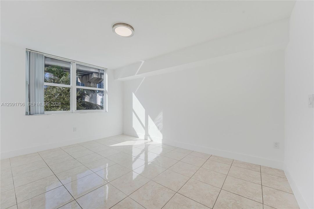 For Sale: $359,000 (1 beds, 1 baths, 775 Square Feet)