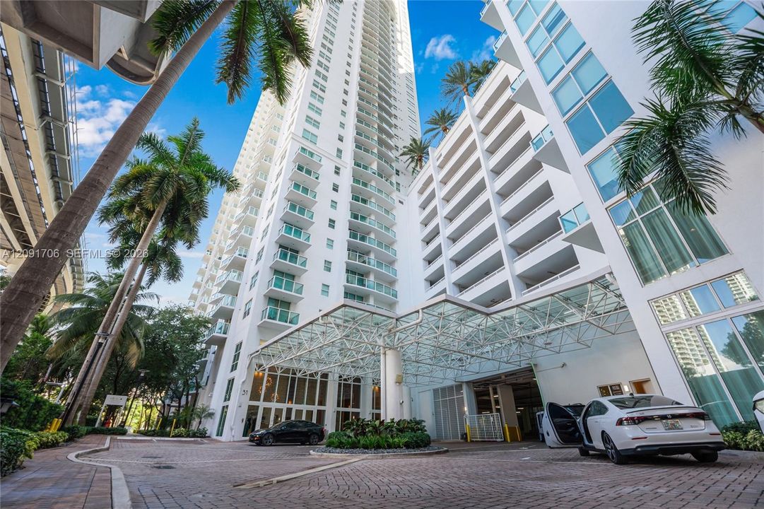 For Sale: $359,000 (1 beds, 1 baths, 775 Square Feet)
