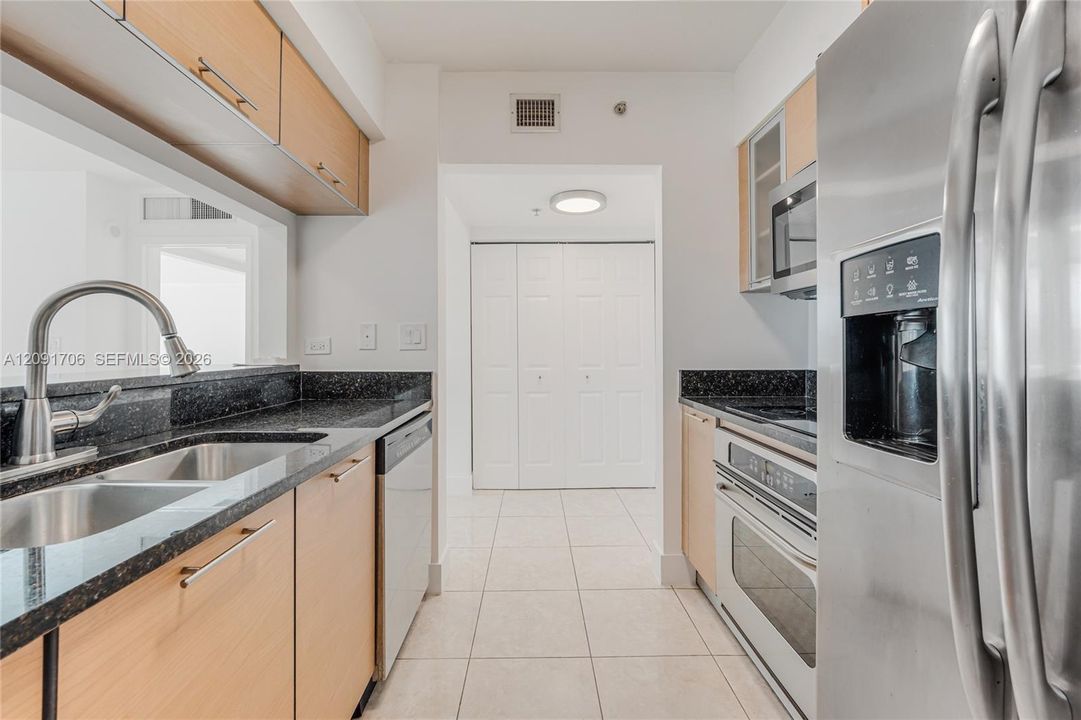 For Sale: $359,000 (1 beds, 1 baths, 775 Square Feet)