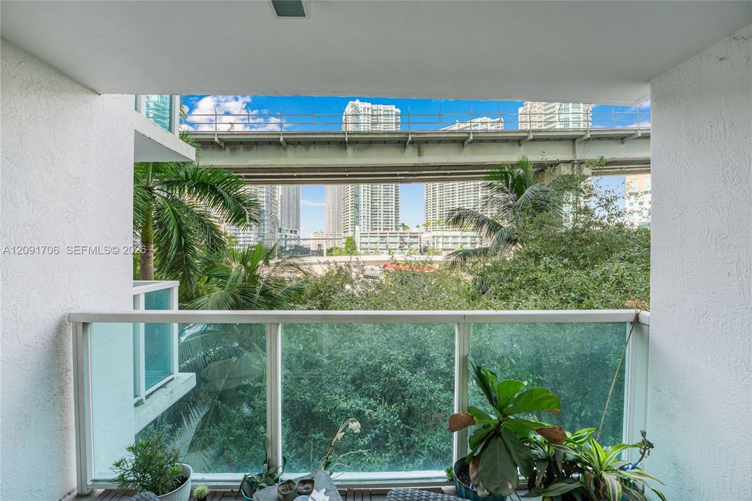 For Sale: $359,000 (1 beds, 1 baths, 775 Square Feet)