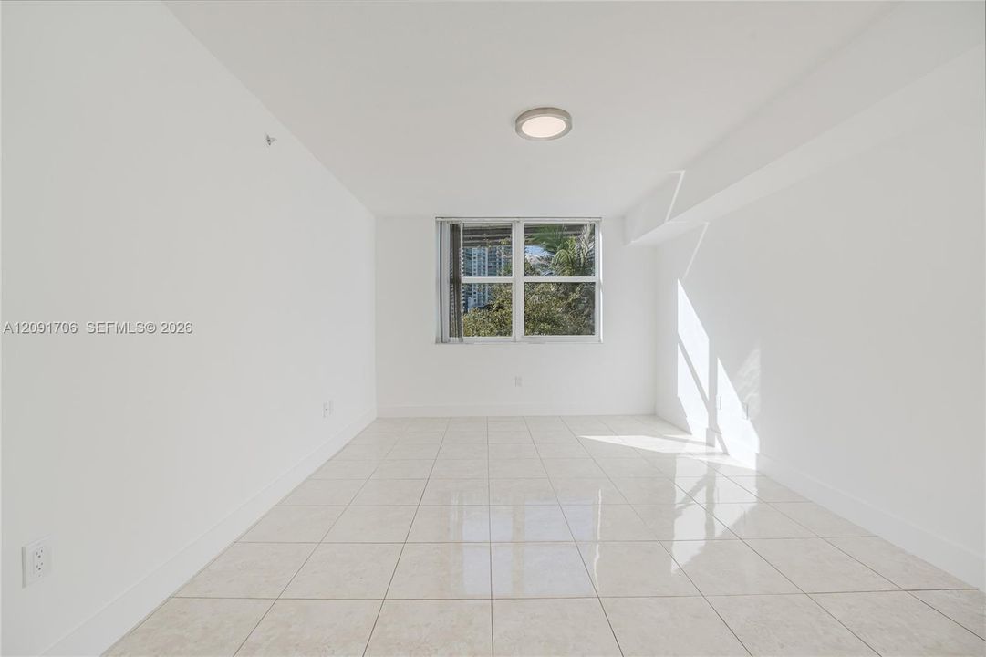 For Sale: $359,000 (1 beds, 1 baths, 775 Square Feet)