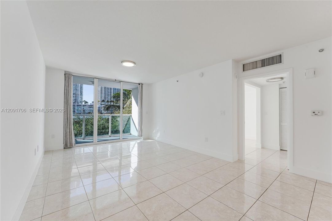 For Sale: $359,000 (1 beds, 1 baths, 775 Square Feet)