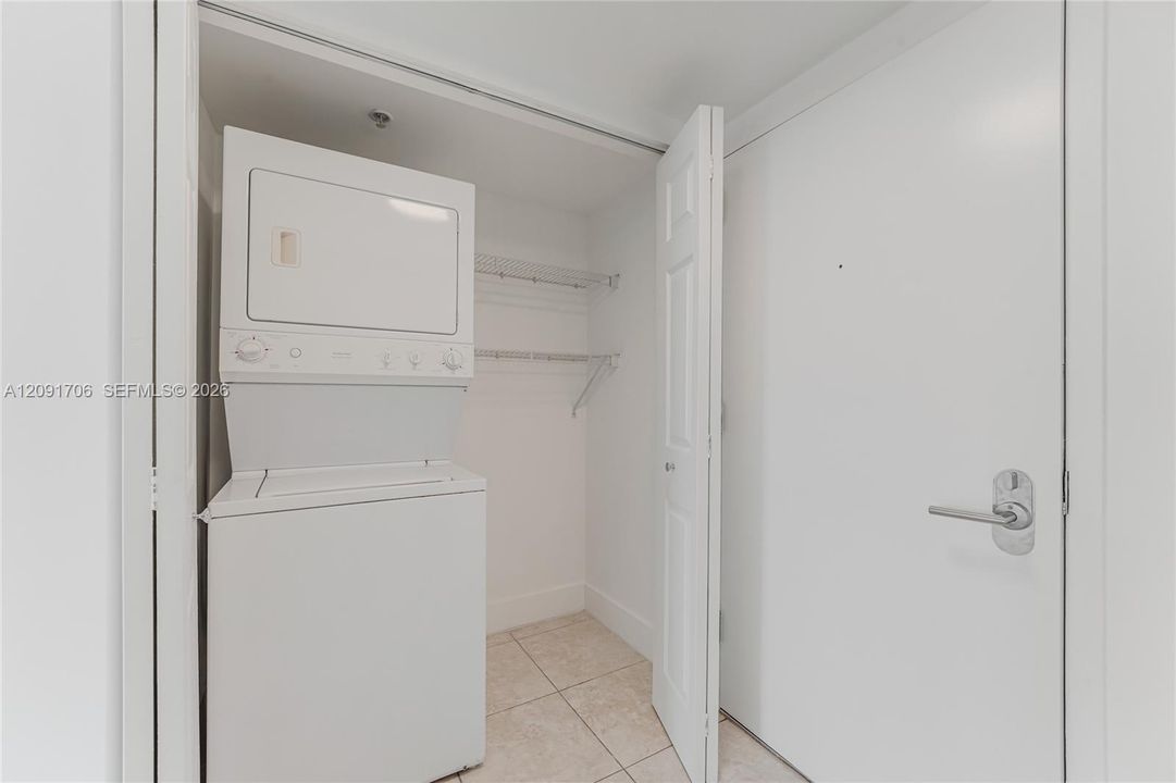 For Sale: $359,000 (1 beds, 1 baths, 775 Square Feet)