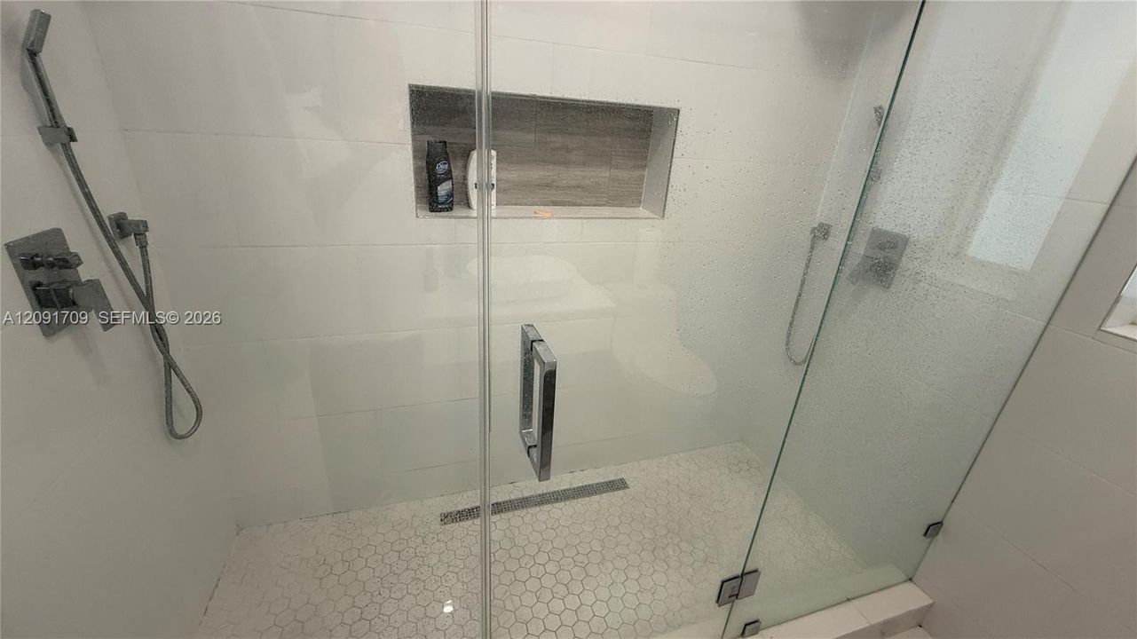 Activo con contrato: $4,200 (3 camas, 2 baños, 1859 Pies cuadrados)