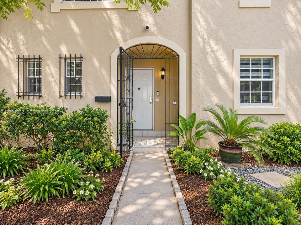 For Rent: $2,500 (2 beds, 1 baths, 1116 Square Feet)