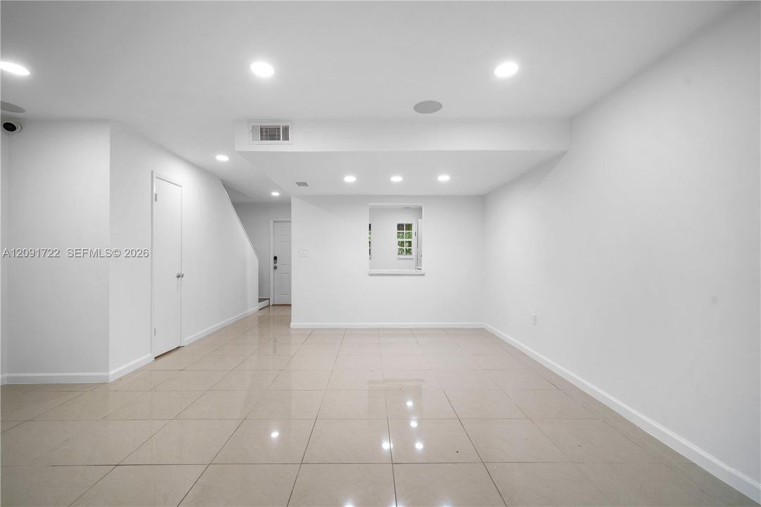 For Rent: $2,500 (2 beds, 1 baths, 1116 Square Feet)