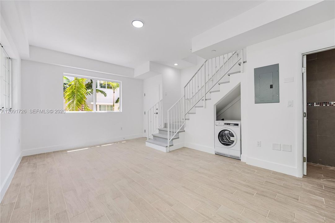 For Rent: $2,600 (1 beds, 1 baths, 850 Square Feet)
