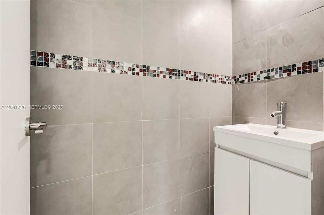 For Rent: $2,600 (1 beds, 1 baths, 850 Square Feet)