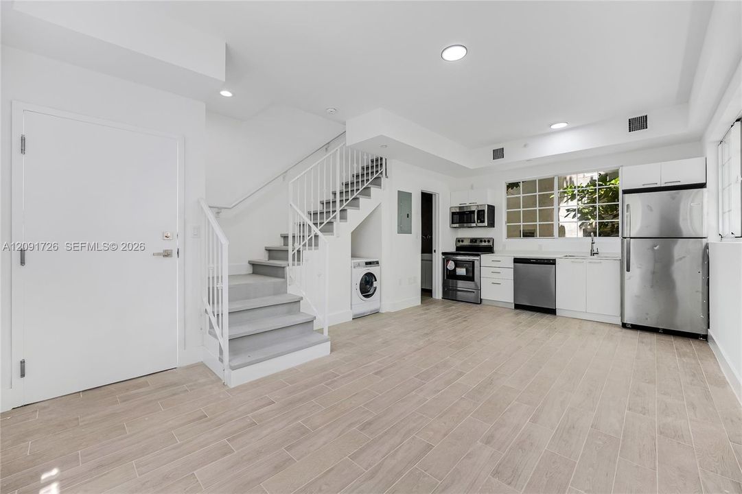 For Rent: $2,600 (1 beds, 1 baths, 850 Square Feet)