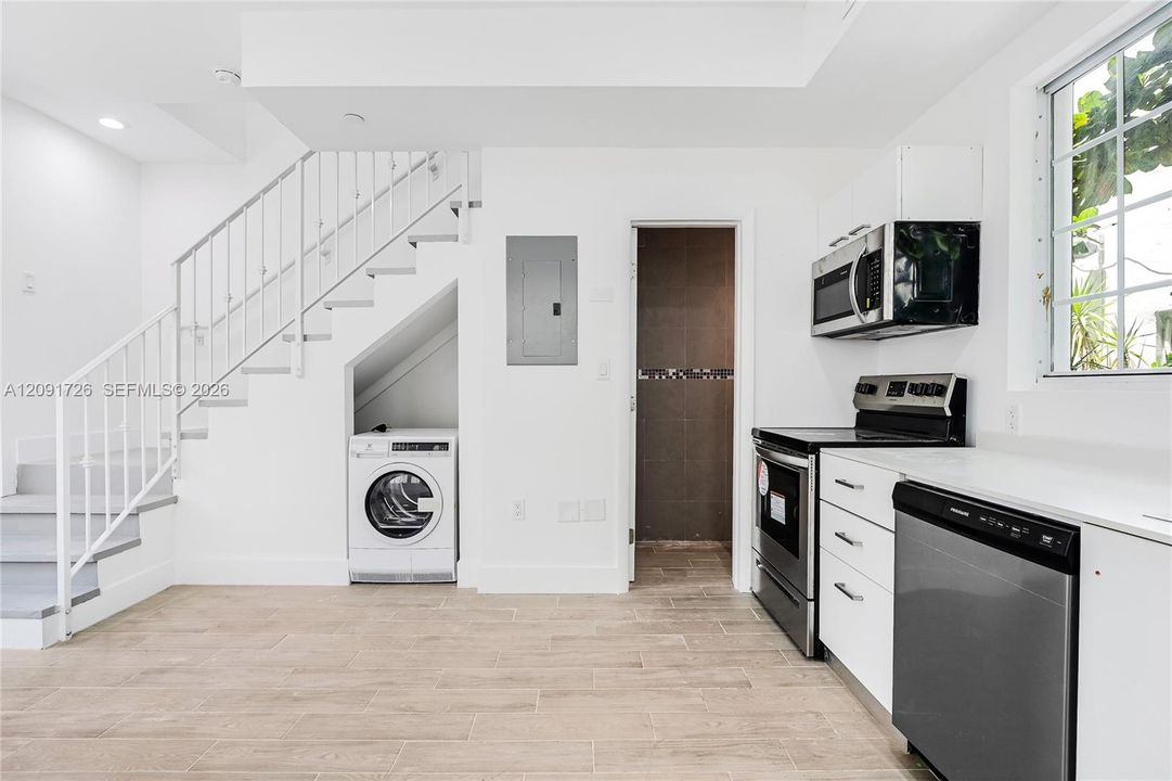 For Rent: $2,600 (1 beds, 1 baths, 850 Square Feet)