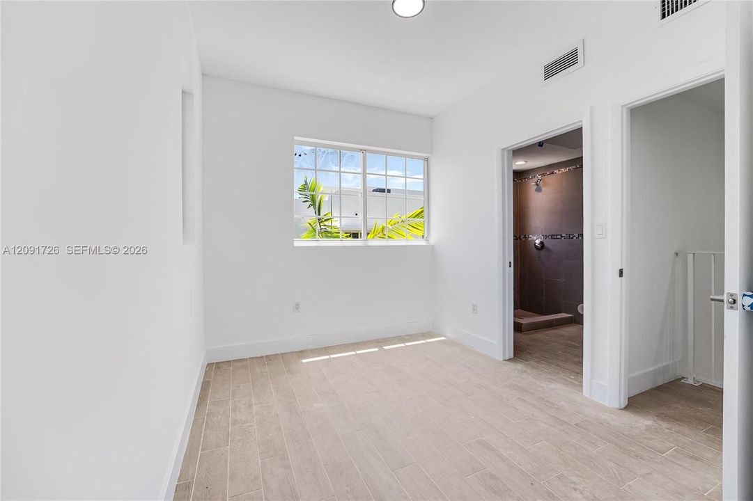 For Rent: $2,600 (1 beds, 1 baths, 850 Square Feet)