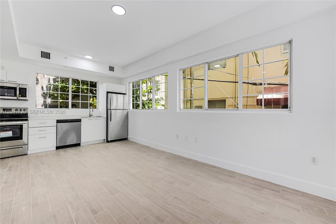 For Rent: $2,600 (1 beds, 1 baths, 850 Square Feet)