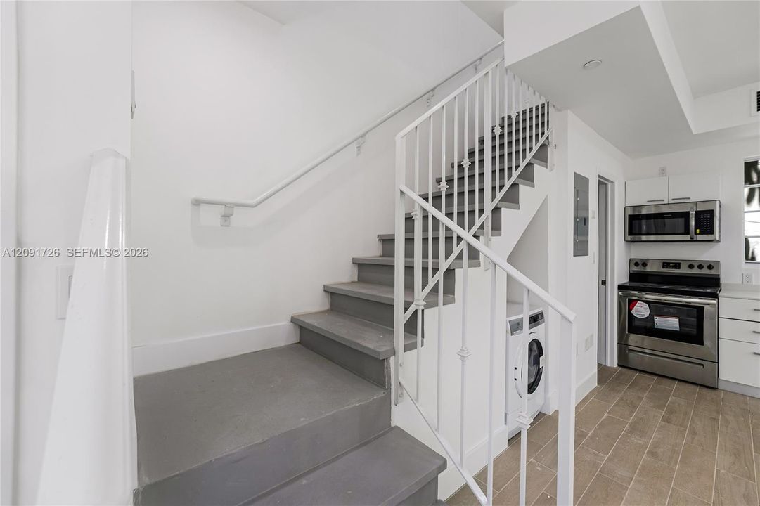 For Rent: $2,600 (1 beds, 1 baths, 850 Square Feet)