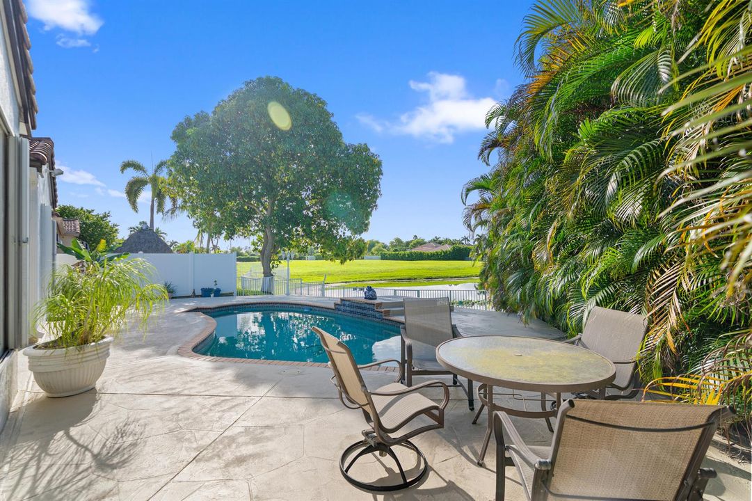 Outdoor living & Pool Area