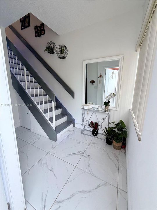 For Sale: $340,000 (2 beds, 2 baths, 979 Square Feet)