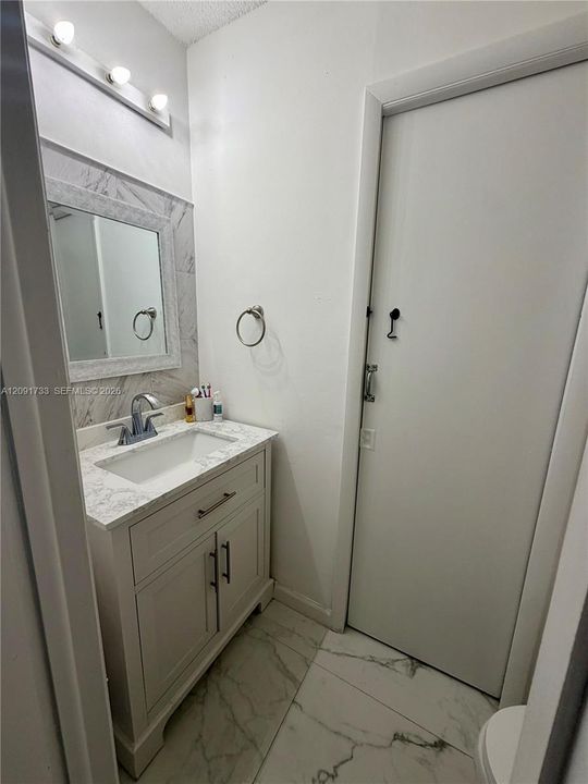 For Sale: $340,000 (2 beds, 2 baths, 979 Square Feet)
