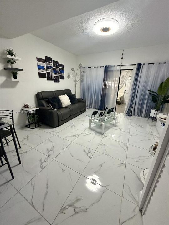 For Sale: $340,000 (2 beds, 2 baths, 979 Square Feet)