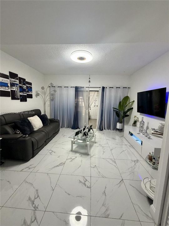 For Sale: $340,000 (2 beds, 2 baths, 979 Square Feet)