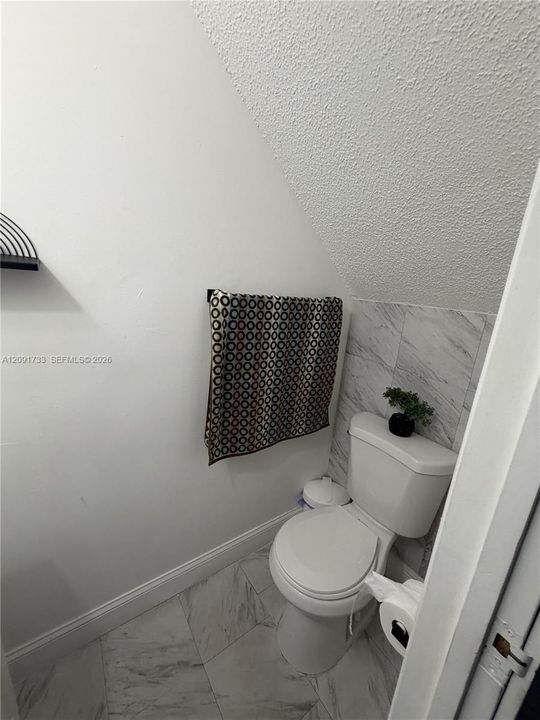 For Sale: $340,000 (2 beds, 2 baths, 979 Square Feet)