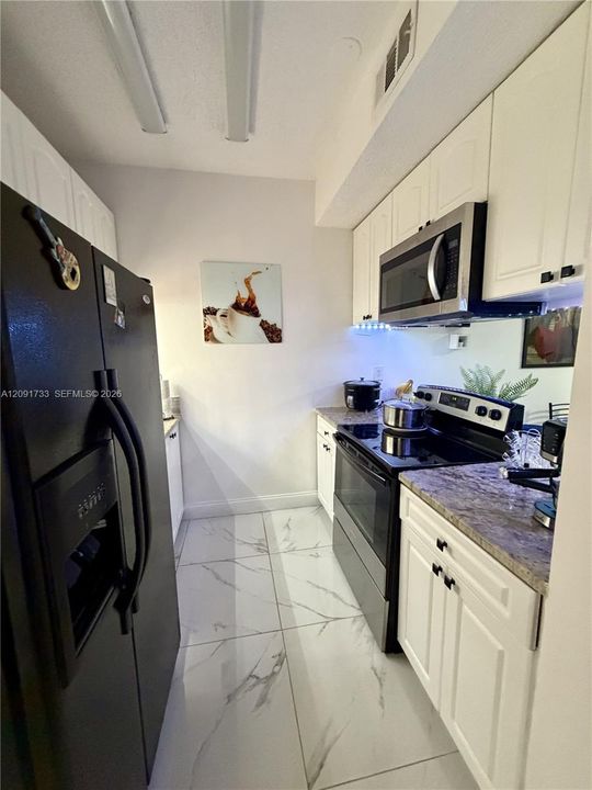 For Sale: $340,000 (2 beds, 2 baths, 979 Square Feet)