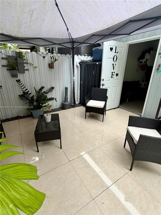For Sale: $340,000 (2 beds, 2 baths, 979 Square Feet)