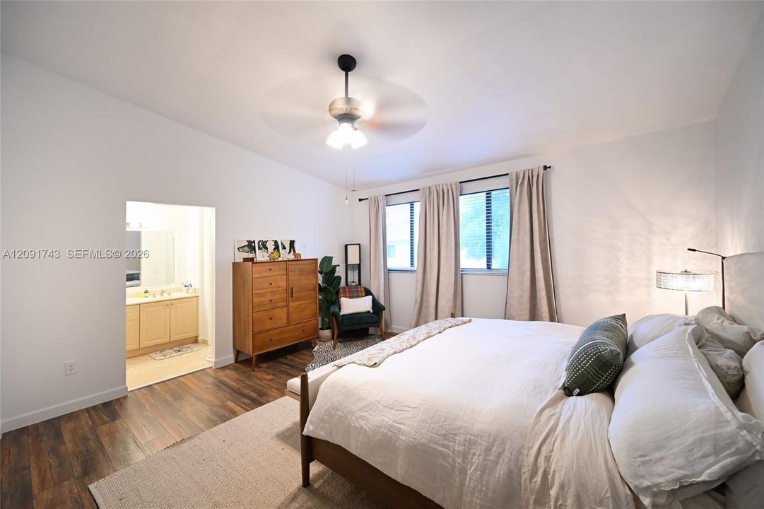 En Renta: $3,950 (4 camas, 3 baños, 2025 Pies cuadrados)