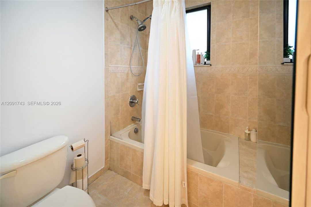 En Renta: $3,950 (4 camas, 3 baños, 2025 Pies cuadrados)