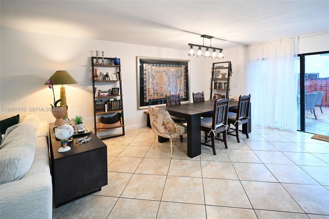 En Renta: $3,950 (4 camas, 3 baños, 2025 Pies cuadrados)